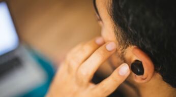 Sony-Kopfhörer im Ohr