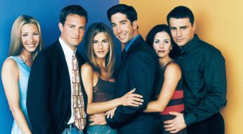 Der Cast aus Friends steht nebeneinander