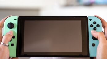 Ein Mädchen hält eine Nintendo Switch in ihren Händen