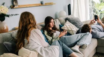 Drei Teenager auf der Couch