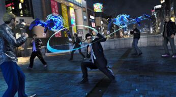 Kazuma kniet auf einem Knie und greift Gegner an in Like a Dragon: The Man who erased his name