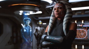 Ahsoka steht mit verkreuzten Armen vor Hologram