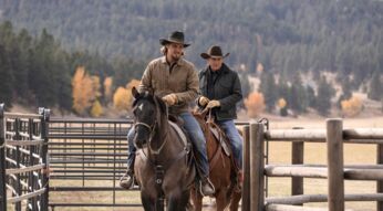 Kevin Costner und Luke Grimes in Yellowstone