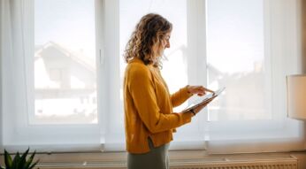 Frau tippt auf Tablet