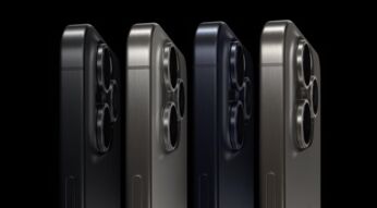 Das iPhone 15 Pro vor schwarzem Hintergrund