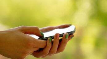 Frau tippt auf Smartphone