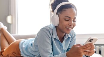 Frau hört mit ihrem iPhone Musik