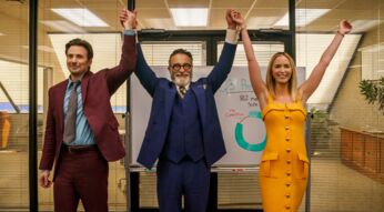 Szenenbild aus Pain Hustlers mit Chris Evans als Brenner, Andy Garcia als Neel und Emily Blunt als Liza.