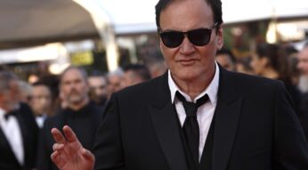 Regisseur Quentin Tarantino posiert im schwarzen Anzug und mit dunkler Sonnenbrille beim Filmfestival in Cannes.