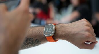 Eine Apple Watch am Männerarm