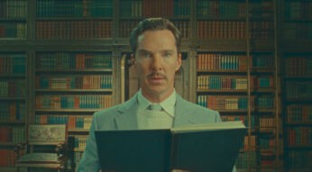 Benedict Cumberbatch schaut mit einem Buch in der Hand in die Kamera