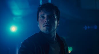 Josh Hutcherson schaut kritisch in die Luft