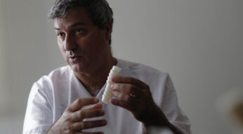 Bad Surgeon - Liebe unter dem Messer: Paolo Macchiarini: Ein Mann mittleren Alters mit grauen Haaren hält eine künstliche Luftröhre in der Hand und scheint etwas darüber zu erklären.