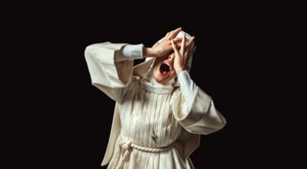 Poster zum Netflix-Horror Die Todesschwester: Nonne schreit verzweifelt und hält sich die Hände vors Gesicht.