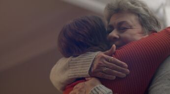 Zwei Frauen umarmen sich