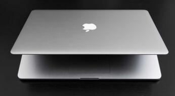 Ein Macbook auf einem schwarzen Holztisch