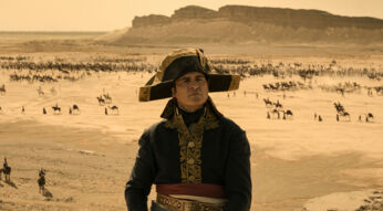 Napoleon (Joaquin Phoenix) steht in der ägyptischen Wüste