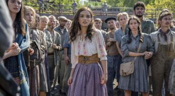 Zachel Regler als Lucy Gray Baird als sie zum Tribut auserwählt wurde. Sie schaut erschrocken