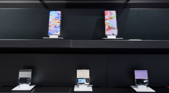 Fünf Ausführungen des Klapp-Smartphones Galaxy Z Flip4 stehen in einer schwarzen Auslage