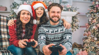 familie zockt playstation an weihnachten
