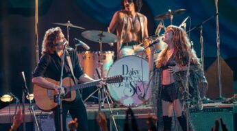 Riley Keough als Daisy Jones und Sam Claflin als Billy Dunne singen zusammen