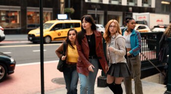 Dakota Johnson in Madame Web: Vier junge Frauen kommen gerade aus einer U-Bahnstation und blicken sich suchend auf der Straße um.