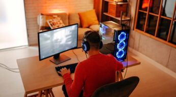 Ein Mann sitzt vor seinem Computer und spielt Videospiele