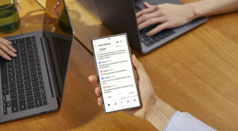 Das Galaxy S24 Ultra wird über einem Tisch in der Hand gehalten