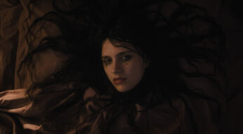 Nell Tiger Free in ihrer Hauptrolle in Das erste Omen