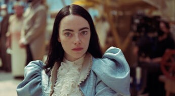 Emma Stone als Bella in Poor Things schaut in die Kamera