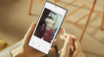 Eine Frau benutzt das Galaxy S24 Ultra und bearbeitet damit ein Bild