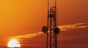 Ein Sendemast vor einem Sonnenuntergang