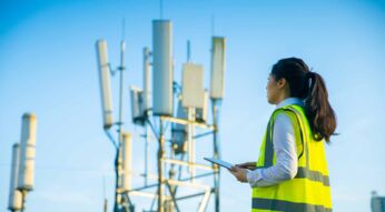 Eine Ingenieurin bei der Arbeit an einem Telekommunikationsturm