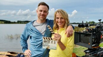 Zwei Schauspieler mit Filmklappe am Set