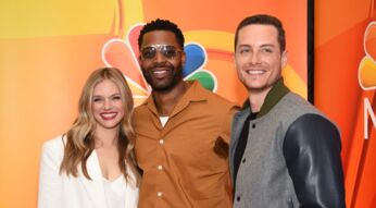 Drei Schauspieler posen vor dem NBC-Logo.