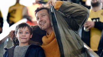 Mirco (Florian David Fitz) und sein Sohn Jason (Cecilio Andresen) schauen sich im Fußballstadion ein Fußballspiel an im Film Wochenendrebellen