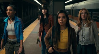 Mattie Franklin (Celeste O’Connor), Cassandra Webb (Dakota Johnson), Anya Corazon (Isabela Merced), und Julia Cornwall (Sydney Sweeney) in einer Ubahn-Haltestelle