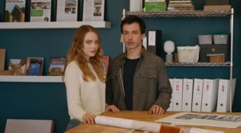 Emma Stone als Whitney und Nathan Fielder als Asher stehen in einem Arbeitszimmer uns schauen in die Kamera in der Serie The Curse
