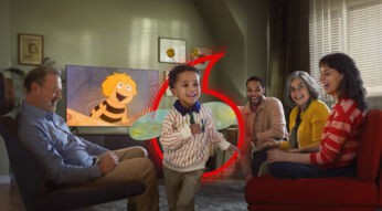 Eine Familie sieht gemeinsam TV