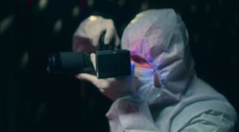 Mann untersucht Tatort in "Crime Scene Berlin"