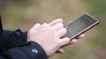 Mann nutzt das Galaxy S24 Ultra im Regen