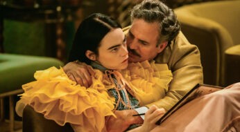 Emma Stone als Bella Baxter und Mark Ruffalo als Duncan Wedderburn in dem Film Poor Things