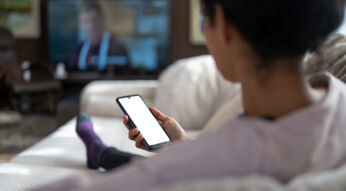 frau benutzt filmapp