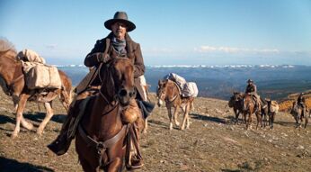 Kevin Costner reitet auf einem Pferd im Western Horizon: An American Saga