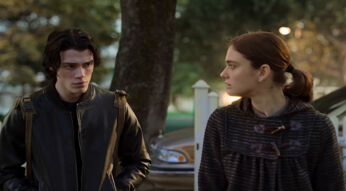 Bild aus dem Film Der Tränenmacher: Ein junger Mann und eine junge Frau gehen spazieren und schauen sich dabei in die Augen.