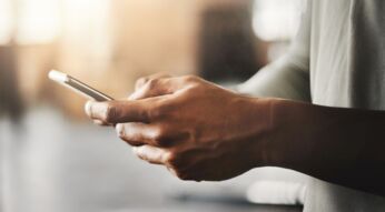 Mann tippt auf das Display seines Galaxy A35 5G