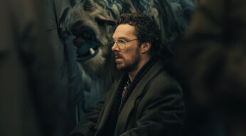 Vincent - gespielt von Benedict Cumberbatch - steht neben dem Monster Eric