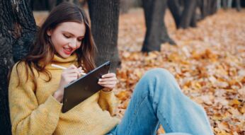 Frau schreibt mit Apple Pencil auf dem iPad Pro.