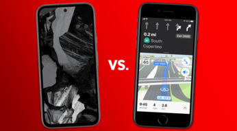 Das Pixel 8a und das iPhone SE gegenübergestellt.