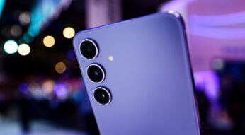 Das Samsung Galaxy S24+ in einem Laden ausgestellt.